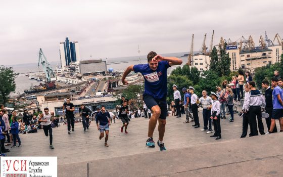 В Одессе отметили День спорта забегом на Потемкинскую лестницу (фоторепортаж) «фото»
