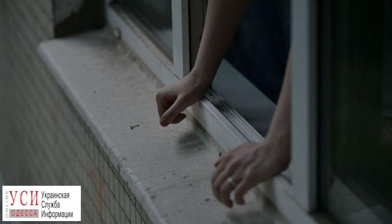 В Черноморске девушка в состоянии алкогольного опьянения выпала из окна многоэтажки: ее состояние стабильно тяжелое «фото»