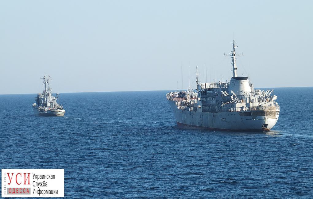 Пограничная служба ФСБ России заявила, что одесский корабль ВМС Украины сопровождает береговая охрана РФ «фото»