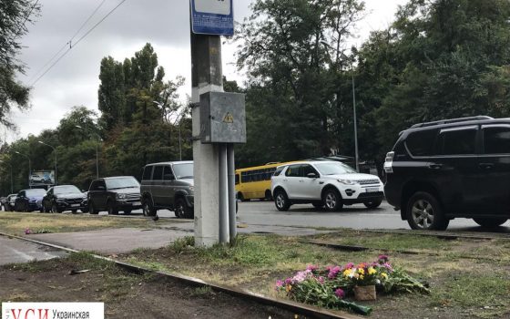 Одесситы приносят цветы к месту смертельного ДТП на Фонтане (фото) «фото»