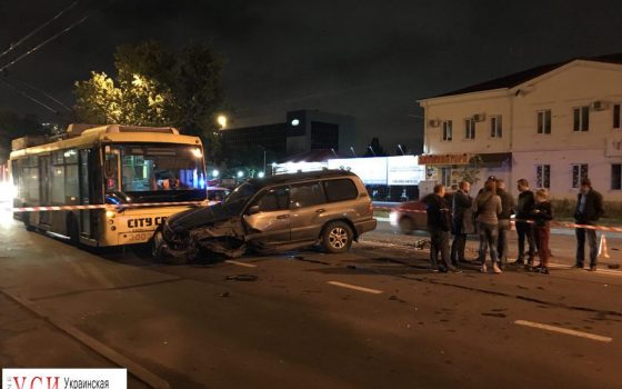 ДТП на Грушевского: легковушка от удара влетела в троллейбус (фото) «фото»
