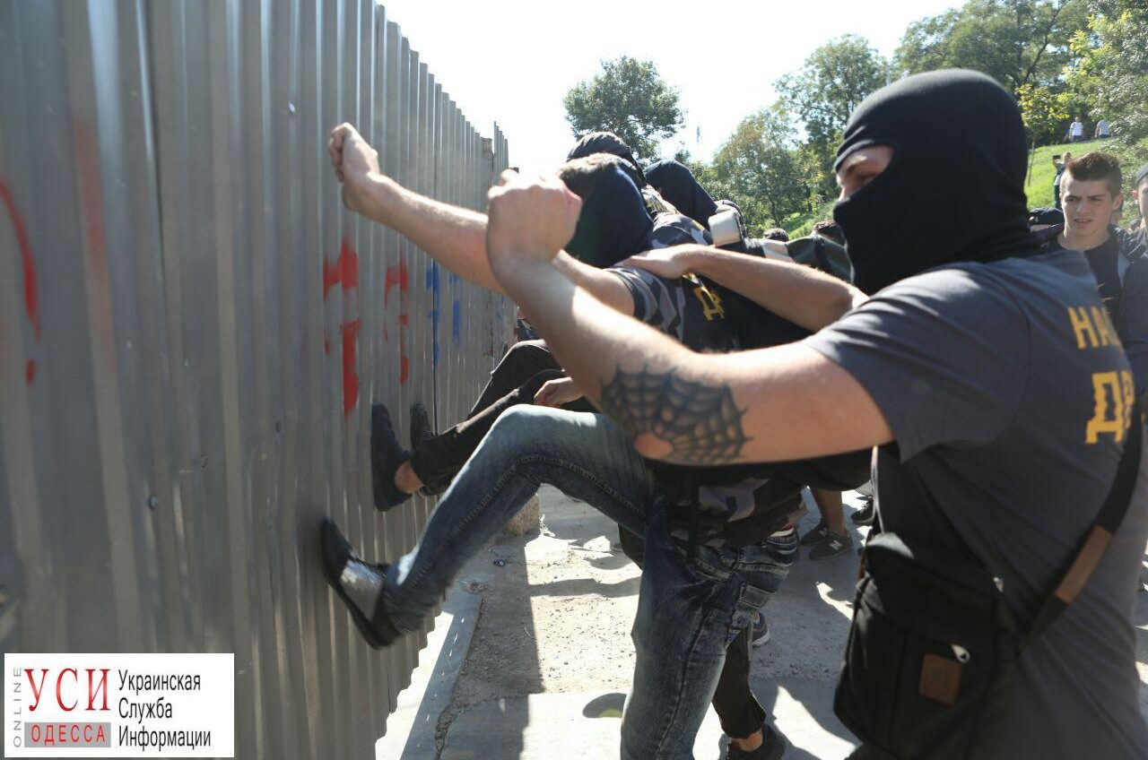 Активисты ломают забор на Ланжероне: в ход пошли петарды и газовые баллончики (видео,фото) ОБНОВЛЕНО «фото»