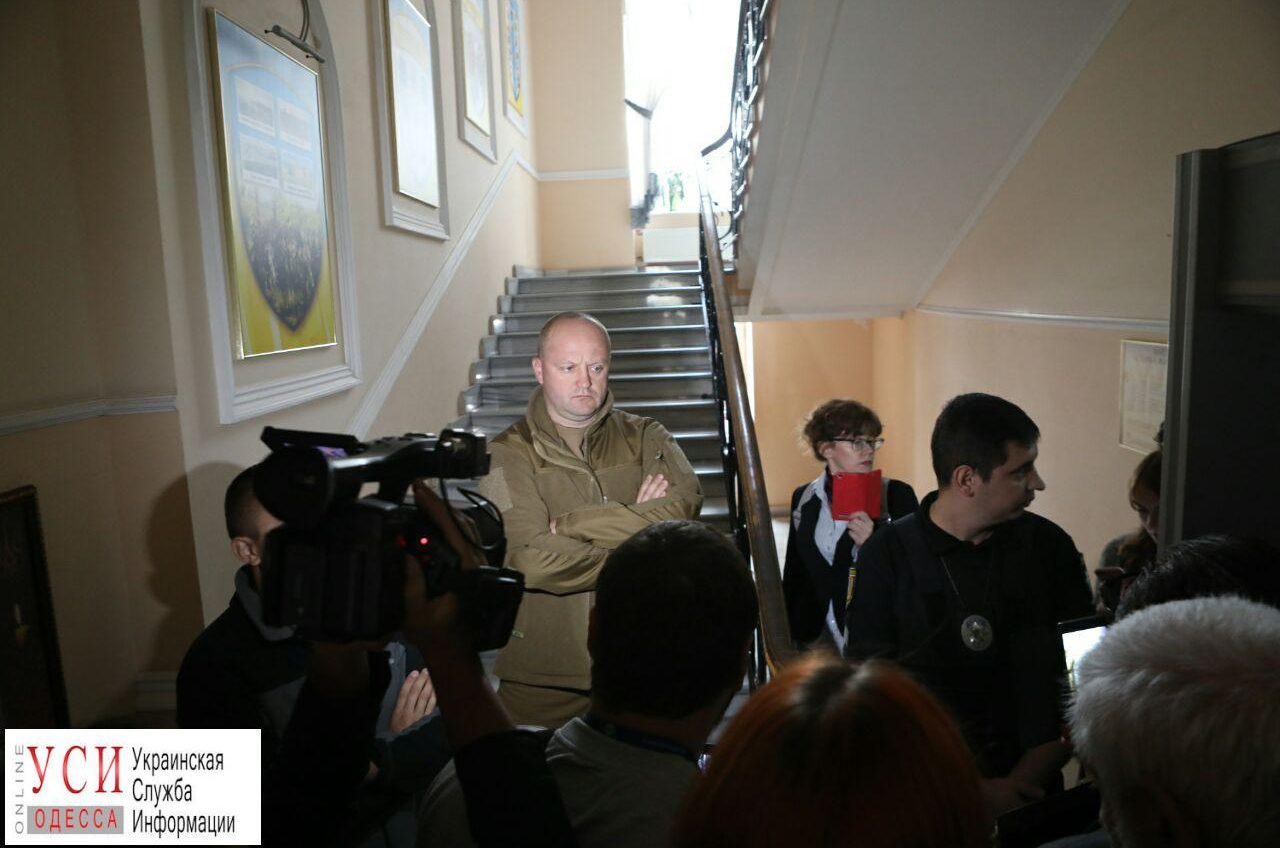 Активисты после нападения на Михайлика пытаются попасть в областное ГУНП: их не пускает полиция (фото) «фото»