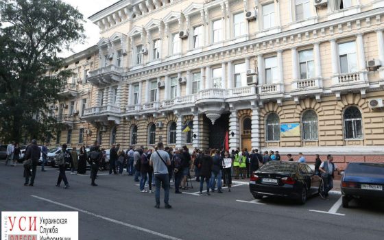 Митинг у Одесского ГЛАВКа: протестующие требуют отставки главы местной полиции и прокурора области (видео) usionline.com Митинг у Одесского ГЛАВКа: протестующие требуют отставки главы местной полиции и прокурора области (видео) «фото»