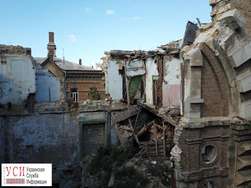 Масонский дом сегодня: руины обнесли забором, но внутри никаких работ так и не провели (фоторепортаж) «фото»