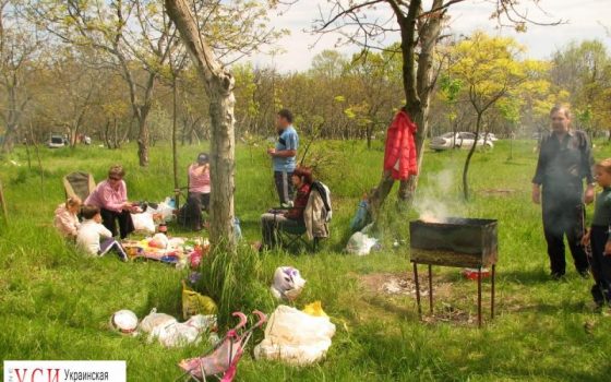 В Одессе более 200 человек оштрафовали за пикники в парках, выгул собак и езду в зеленых зонах «фото»