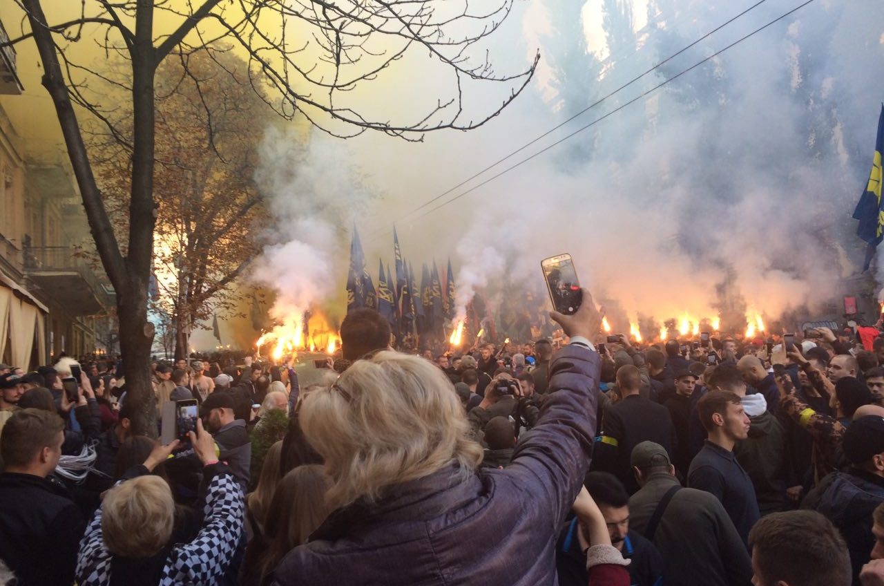 С дымовыми шашками и файерами: одесситы приняли участие в марше УПА в Киеве (фото, трансляция) «фото»