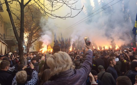 С дымовыми шашками и файерами: одесситы приняли участие в марше УПА в Киеве (фото, трансляция) «фото»