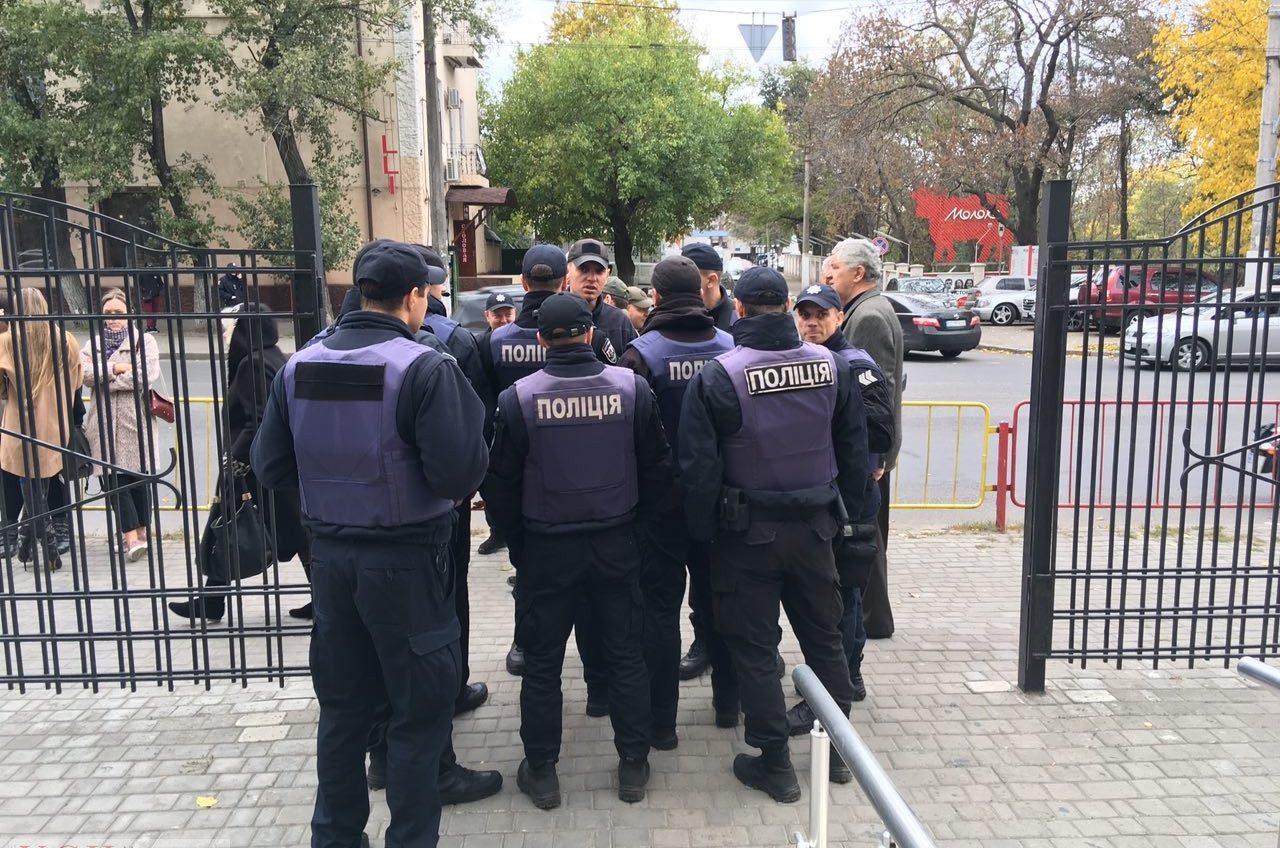 Вход в Малиновский райсуд, перед рассмотрением дела “Краяна”, оцепила полиция (фото) «фото»