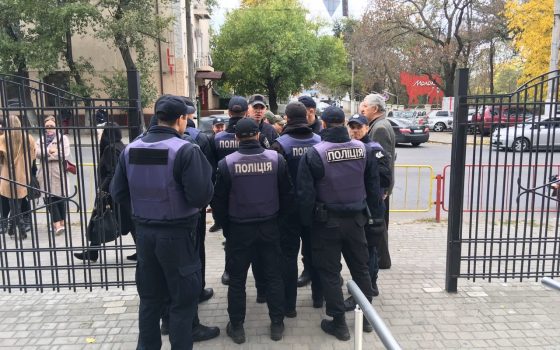 Вход в Малиновский райсуд, перед рассмотрением дела “Краяна”, оцепила полиция (фото) «фото»