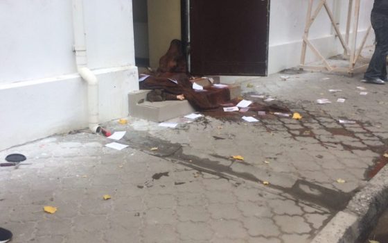 В дверной проход Одесской вет-санитарного контроля кинули отрубленную голову коровы «фото»