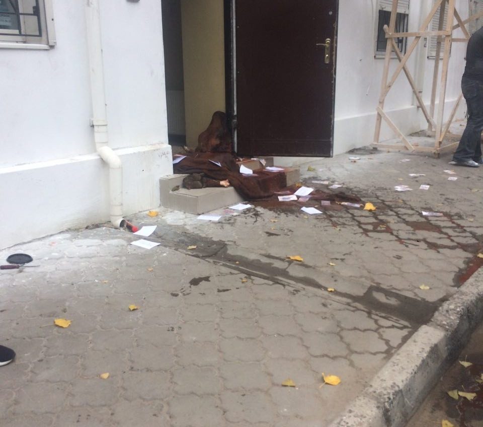 В дверной проход Одесской вет-санитарного контроля кинули отрубленную голову коровы «фото»