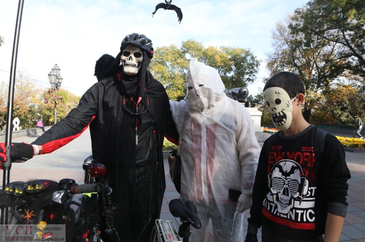 Одесские велолюбители прокатились по центру города в хеллоуинских костюмах (фото) «фото»