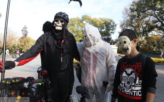 Одесские велолюбители прокатились по центру города в хеллоуинских костюмах (фото) «фото»