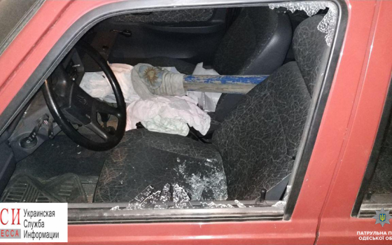 На Таирова дебошир камнями крушил автомобили одесситов (фото) «фото»