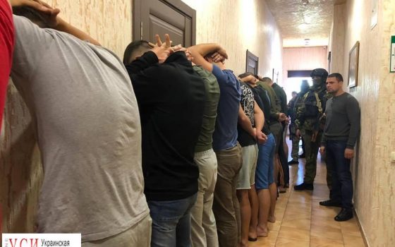 Одесская полиция задержала 25 вооруженных мужчин в хостеле (фото, видео) usionline.com Одесская полиция задержала 25 вооруженных мужчин в хостеле (фото, видео) «фото»