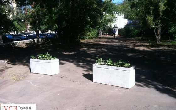 В парке Шевченко и на 411 батарее установили бетонные вазы от автохамов (фото) «фото»