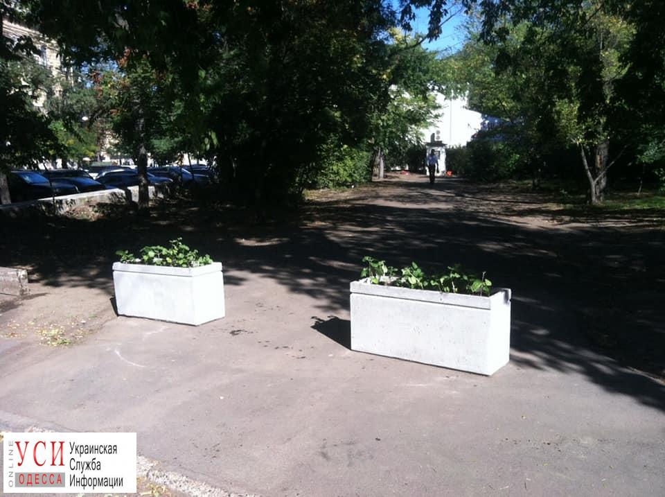 В парке Шевченко и на 411 батарее установили бетонные вазы от автохамов (фото) «фото»