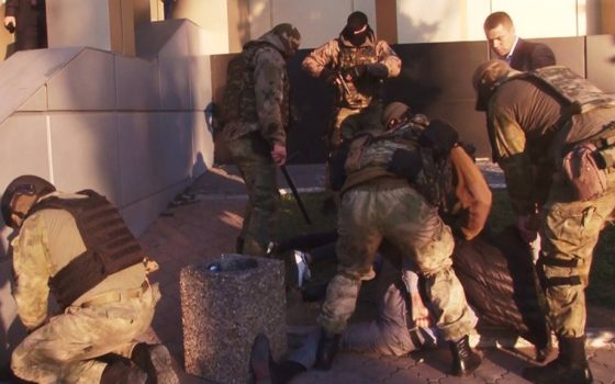 В Одессе на судебном заседании по “банде Садика” соратник преступников угрожал убить потерпевшего (фото, видео) «фото»