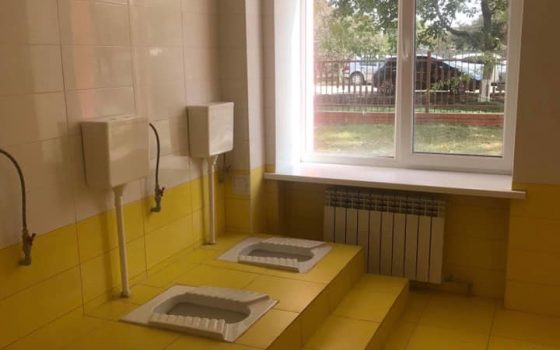 В новой школе в Маяках сделали туалеты с панорамными окнами (фото) «фото»