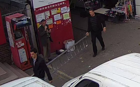 Двое мужчин украли городскую камеру видеонаблюдения на Черемушках – их разыскивает полиция «фото»