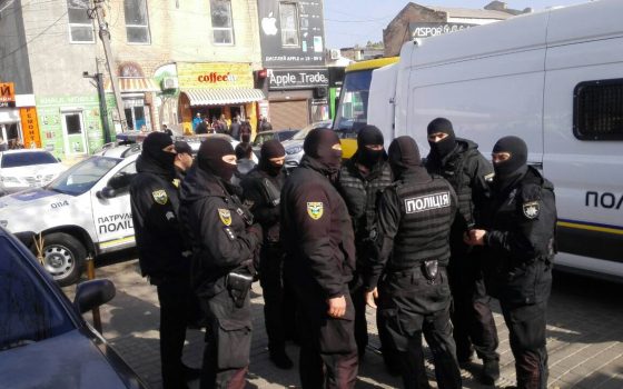 Облава на радиорынке: полиция ищет нелегалов и скупщиков краденого (фото) «фото»