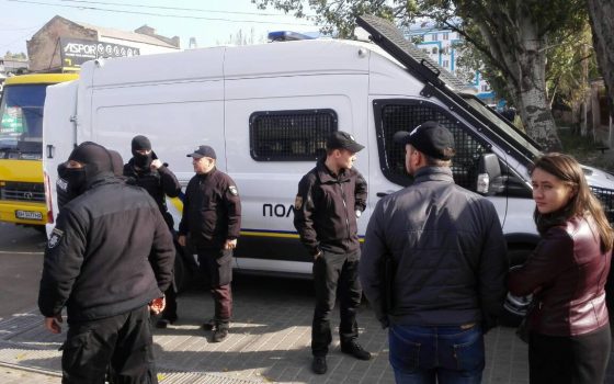 Во время облавы на одесском радиорынке полиция задержала 12 нелегалов «фото»