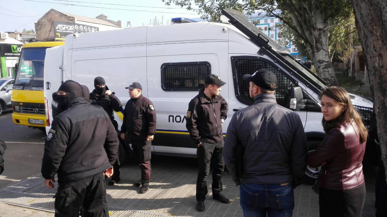 Во время облавы на одесском радиорынке полиция задержала 12 нелегалов «фото»