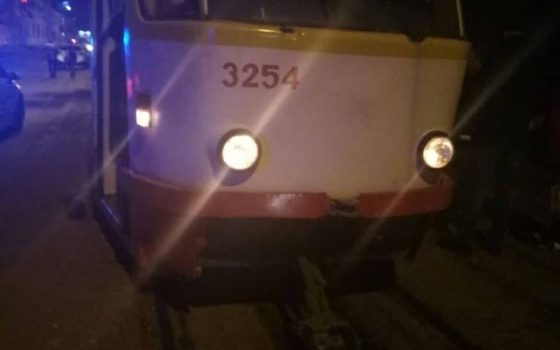 Пешеходу отрезало ногу под колесами трамвая на Водопроводной «фото»