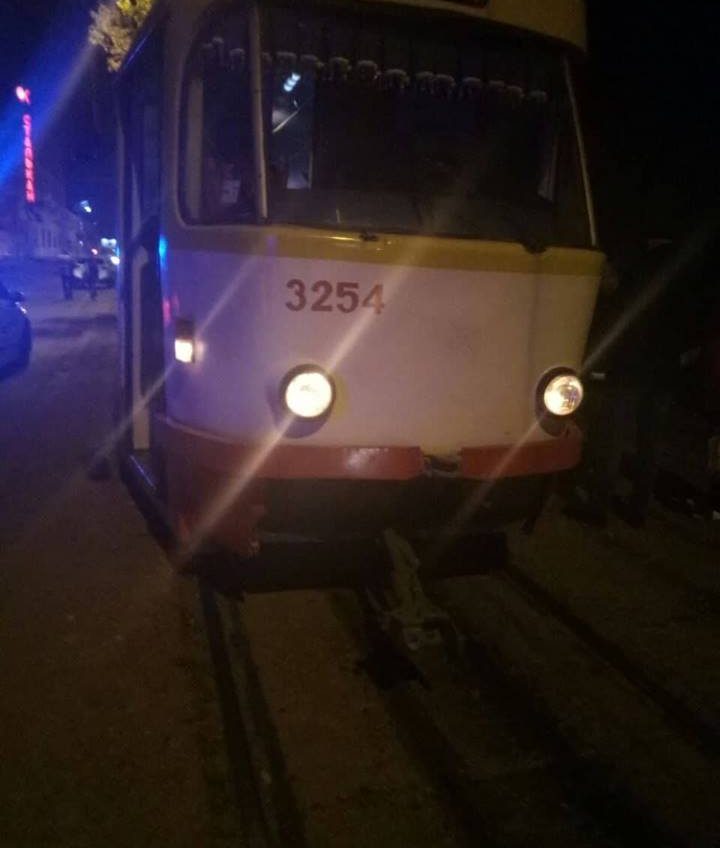 Пешеходу отрезало ногу под колесами трамвая на Водопроводной «фото»