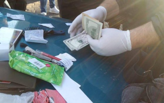 В Одесском аэропорту на взятке поймали пограничника и таможенника «фото»