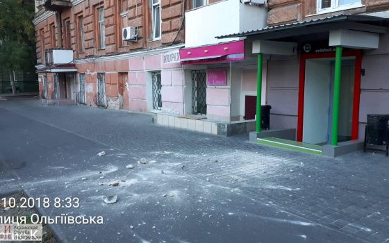 На Ольгиевской обвалились фрагменты фасада здания (фото) «фото»