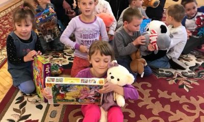 Одесские молодожены попросили гостей вместо цветов подарить им игрушки, которые они позже передали малышам в детдом (фото) «фото»