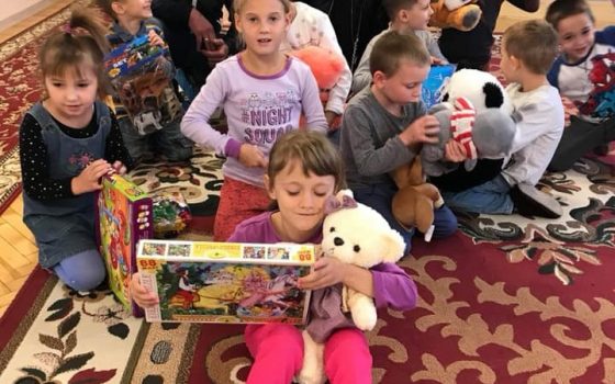 Одесские молодожены попросили гостей вместо цветов подарить им игрушки, которые они позже передали малышам в детдом (фото) «фото»