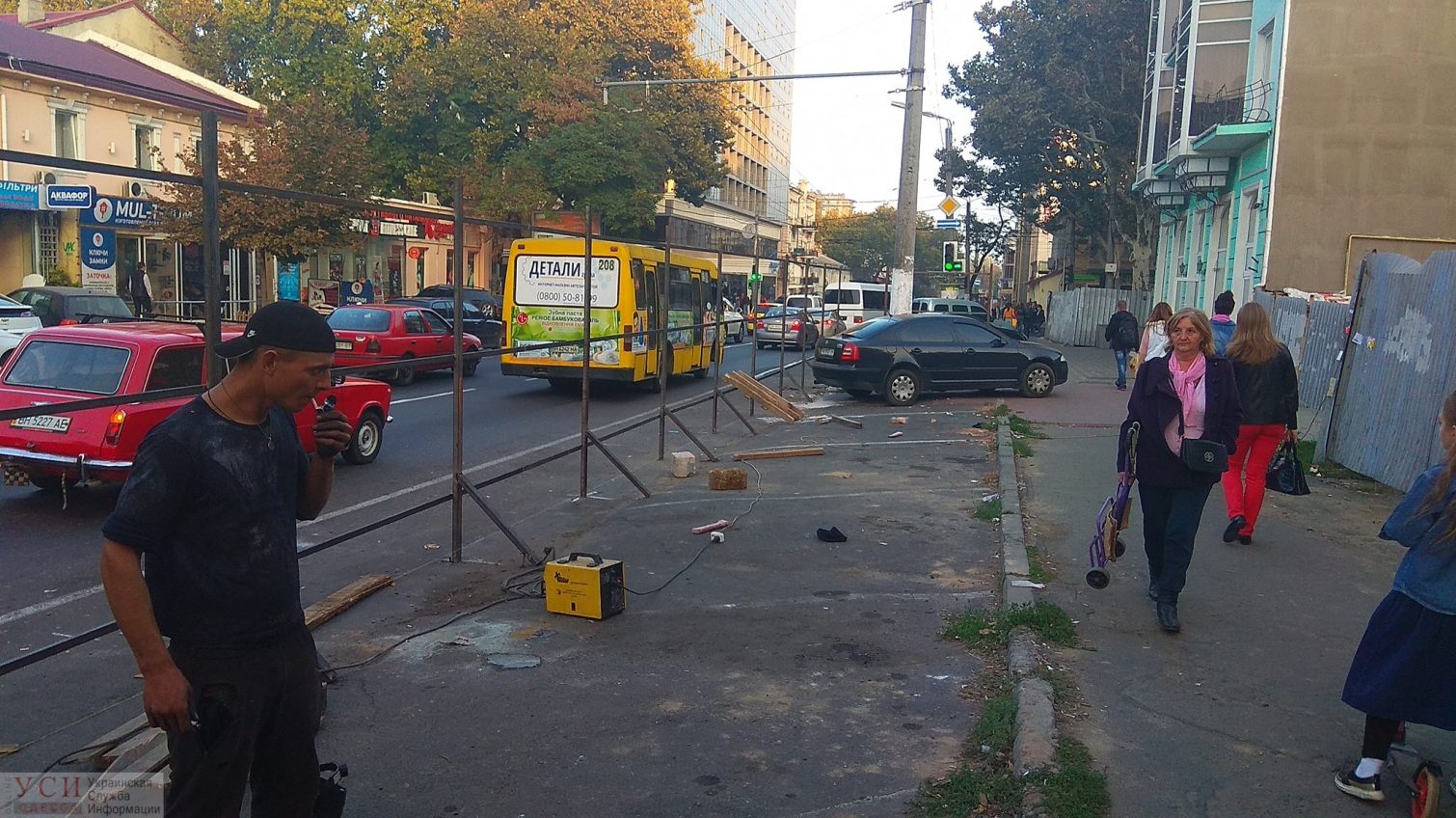 На Малой Арнаутской полностью перекрыли тротуар – пешеходам придется выходить на дорогу «фото»