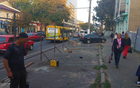 На Малой Арнаутской полностью перекрыли тротуар – пешеходам придется выходить на дорогу «фото»