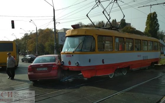 Будет пробка: на проспекте Небесной Сотни трамвай врезался в легковушку (фото) «фото»