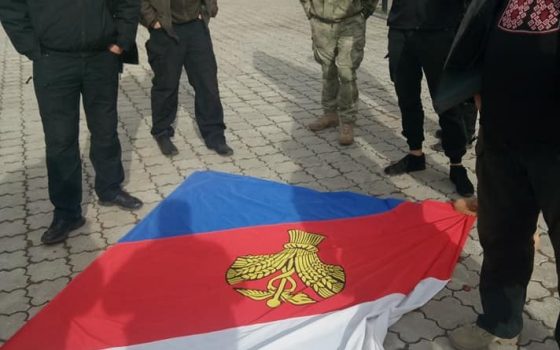 Бойцы Добровольческой Армии топтали флаг Балты: слишком похож на российский (фото) «фото»