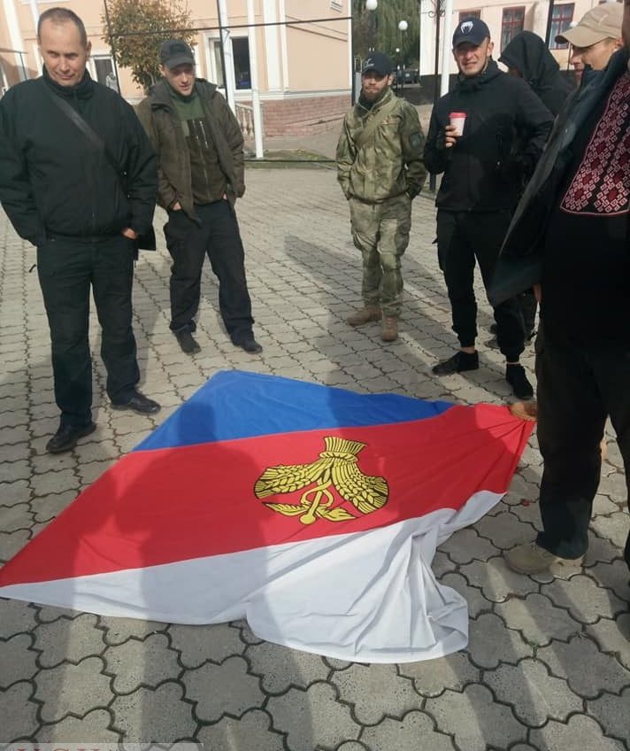 Бойцы Добровольческой Армии топтали флаг Балты: слишком похож на российский (фото) «фото»