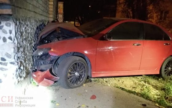 Пьяная компания на иномарке влетела в дом на Черемушках: одного из пострадавших пришлось доставать из-под сидения (фото, видео) «фото»