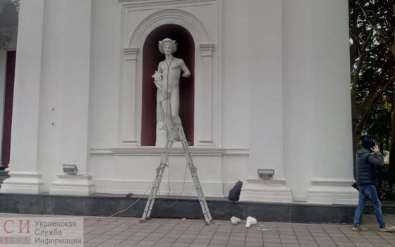 На мэрии меняют руку статуе Меркурия: он будет держать больше денег (фото) «фото»