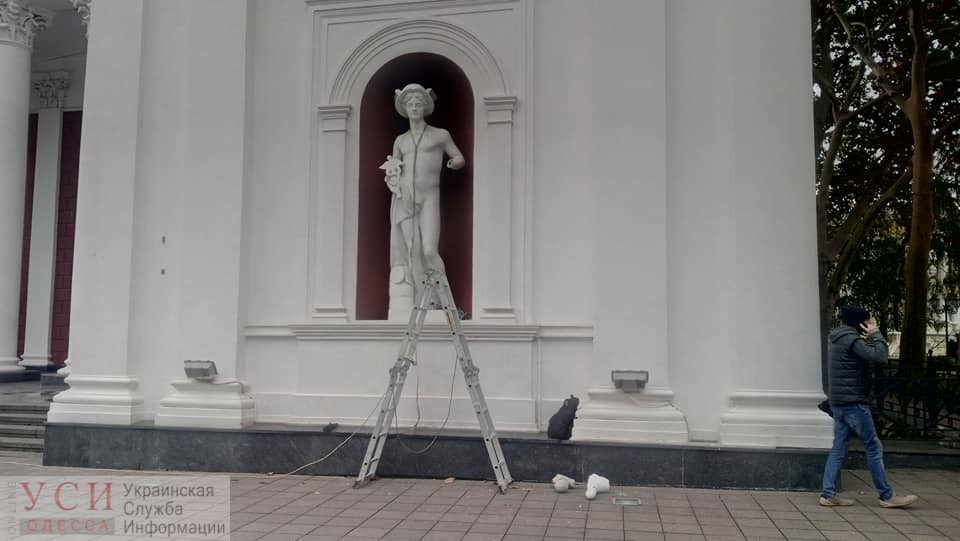 На мэрии меняют руку статуе Меркурия: он будет держать больше денег (фото) «фото»