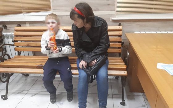 Ребенок, гуляя в одесском парке без присмотра, травмировался и просил помощи у прохожих (фото) «фото»