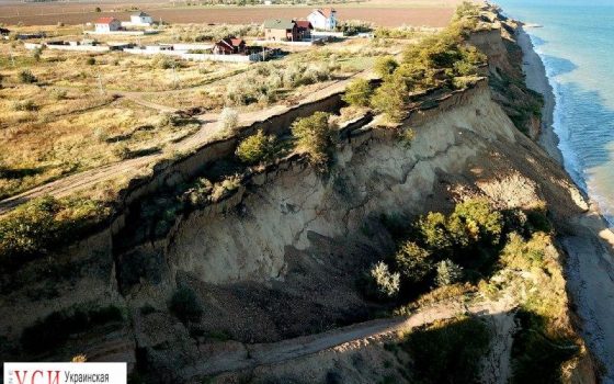 Близость жилых домов, обрыв дороги и угрожающие трещины: оползень в Санжейке с высоты птичьего полета (фото, видео) «фото»