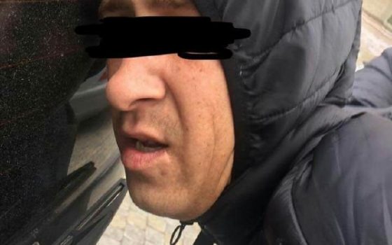 Преступник проник в квартиру одесситов и приставил нож к горлу пятилетней девочки «фото»