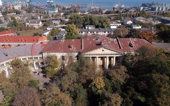 Приемное отделение Одесской инфекционки “переселят” из частично разрушенного Циркульного корпуса (фото, видео) «фото»