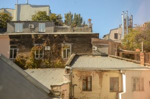 Суровая реальность одесской архитектуры: старые ветхие дома с элементами современности