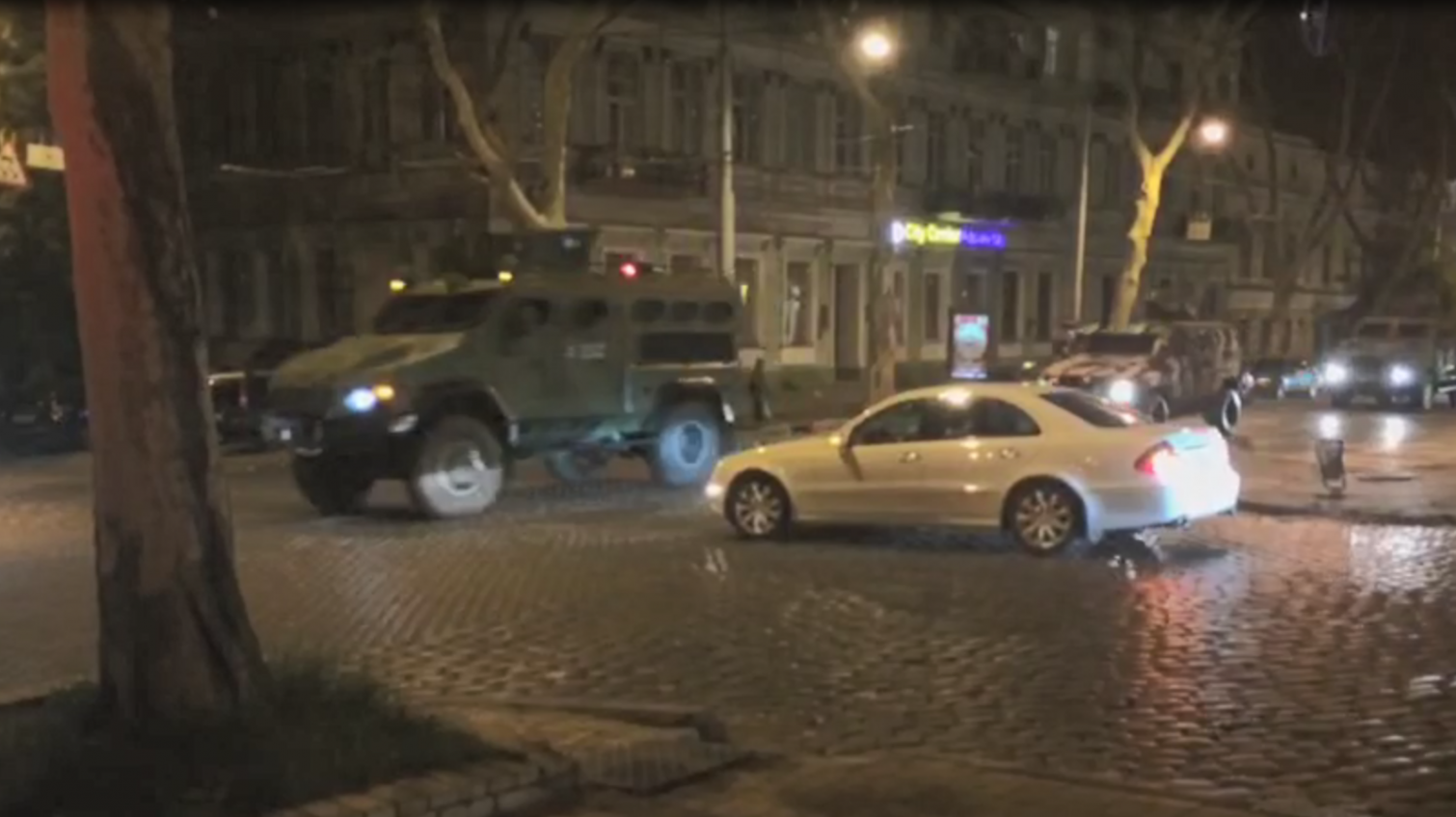 По центру Одессы прошла колонна бронетехники (видео) «фото»