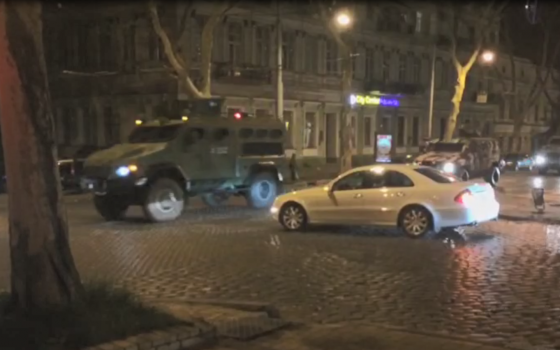 По центру Одессы прошла колонна бронетехники (видео) «фото»