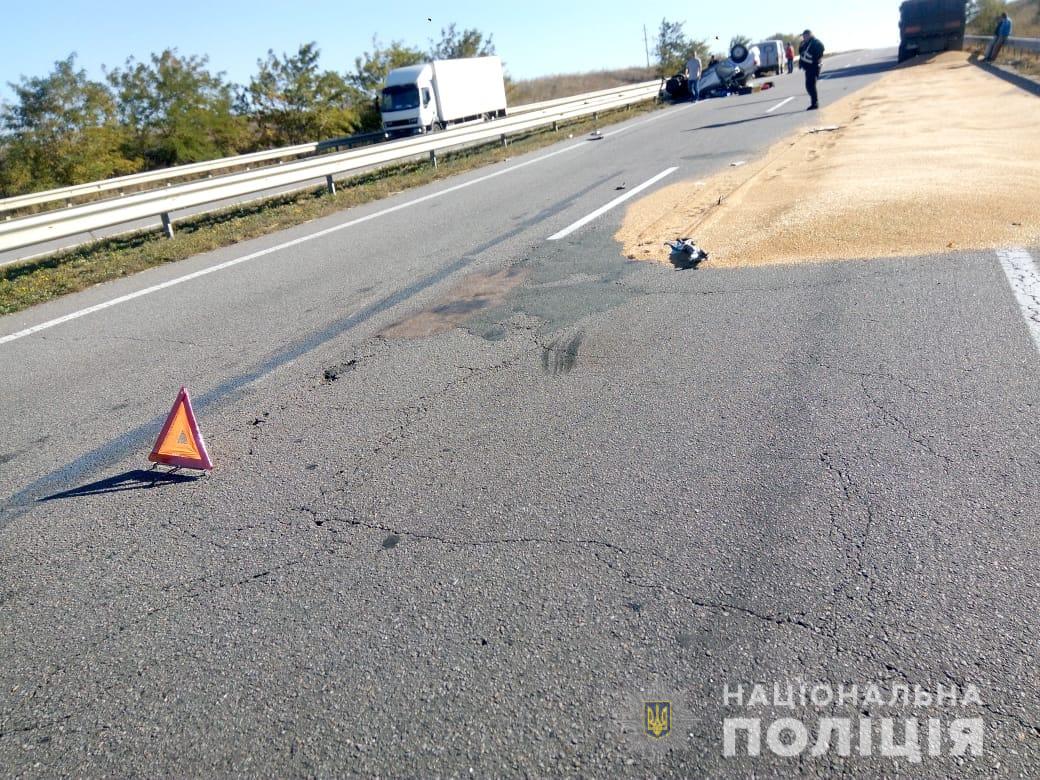 На трассе “Одесса-Киев” из-за аварии легкового авто и грузовика погибли два человека (фото) «фото»